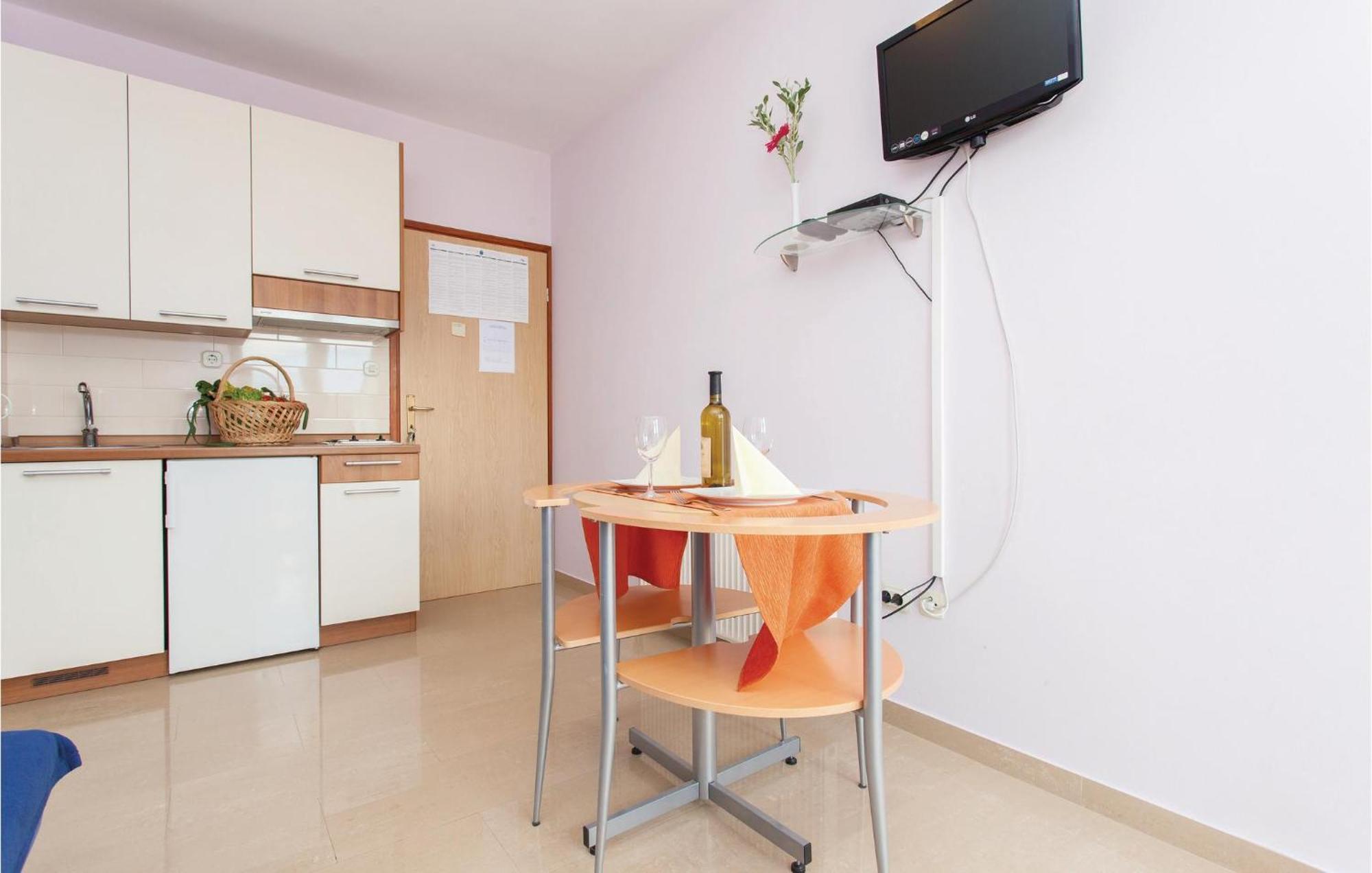 Appartement Beautiful In With Kitchen